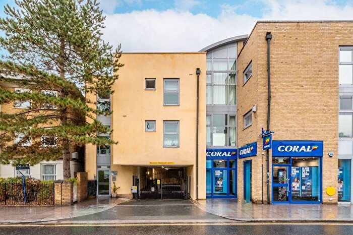 2 Bedroom Flat For Sale In High Street, Hampton, TW12