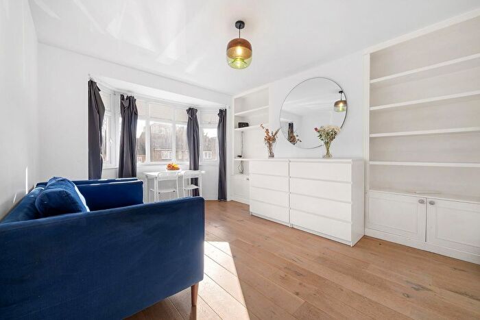 2 Bedroom Maisonette For Sale In Abbots Park, SW2
