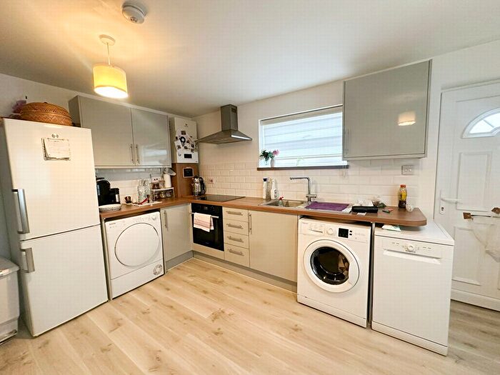 1 Bedroom Flat To Rent In Main Avenue, Enfield, EN1