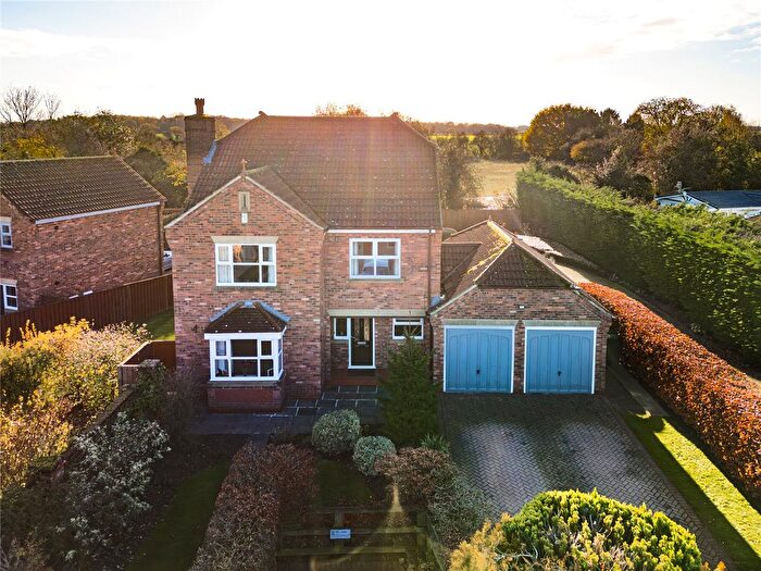 4 Bedroom Detached House For Sale In Lakeside, Acaster Malbis, York, North Yorkshire, YO23
