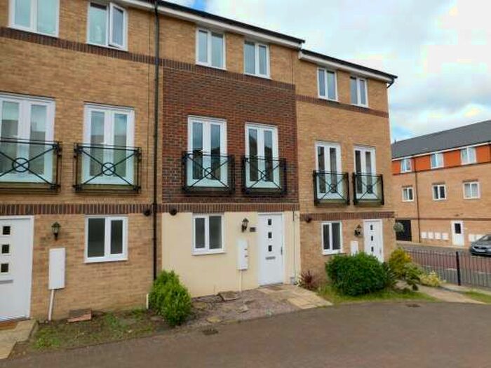 3 Bedroom Town House To Rent In Teasel Way, Peterborough, PE7