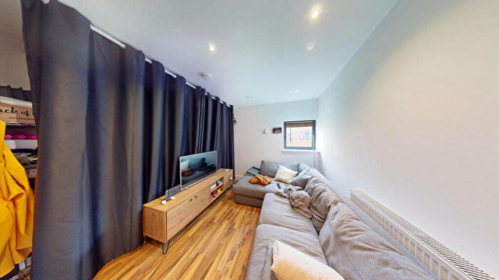 1 Bedroom Flat To Rent In - Cambridge Heath Road, London, E1