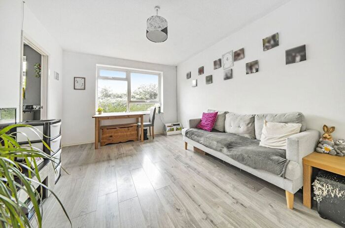 1 Bedroom Flat For Sale In Guildford, Surrey, GU4