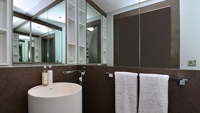 2 Bedroom Flat To Rent In Duke Street, London, W1K