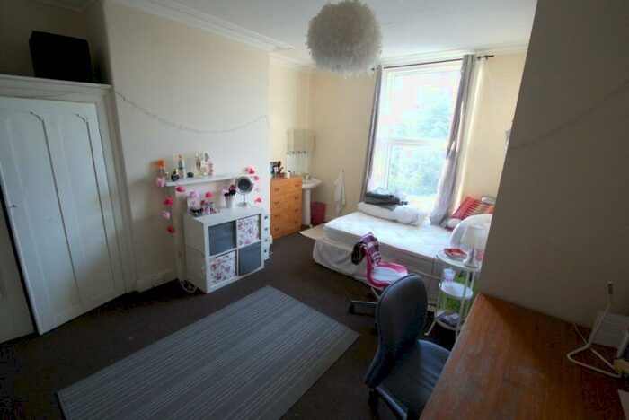 9 Bedroom Terraced House To Rent In Hyde Park Road, Hyde Park, Leeds, LS6