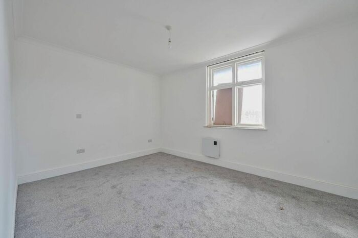2 Bedroom Flat To Rent In Crown Lane, Streatham Common, London, SW16
