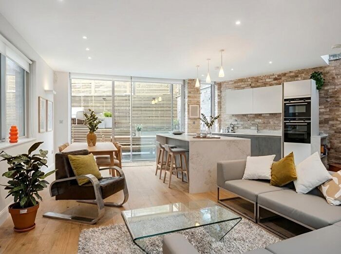 4 Bedroom Semi-detached House For Sale In Blythwood Road, N4