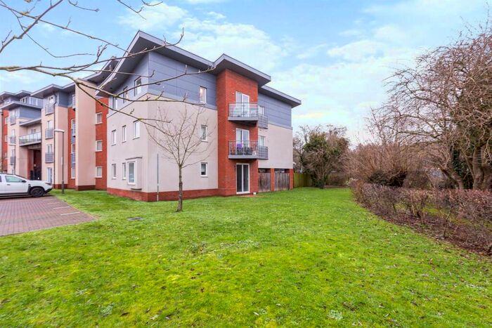 3 Bedroom Flat To Rent In Coxhill Way, Aylesbury, HP21