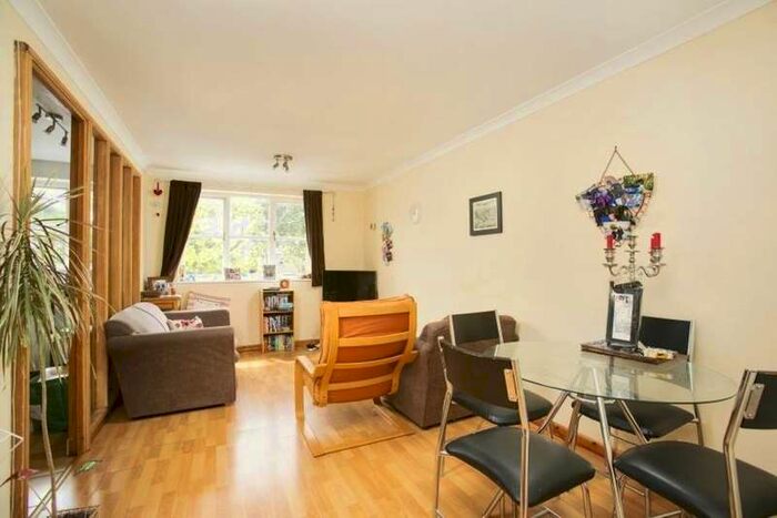2 Bedroom Flat To Rent In Kingsworthy Close, Kingston Upon Thames, KT1