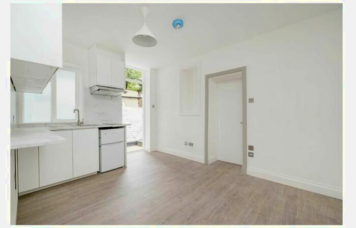 1 Bedroom Flat To Rent In Castletown Road, West Kensington, London, W14