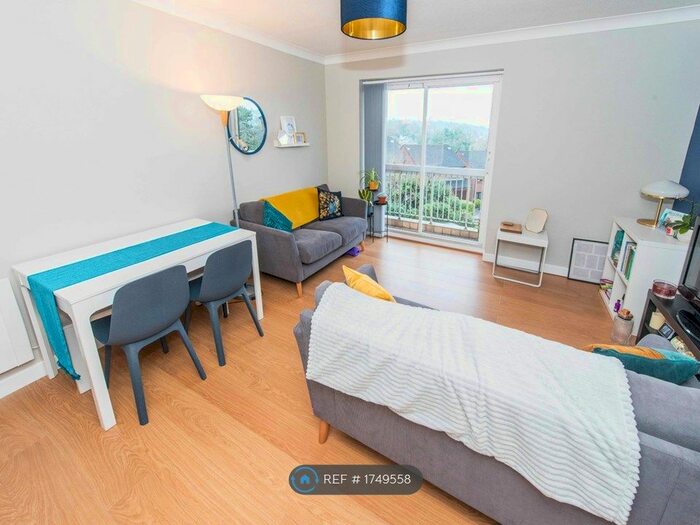 2 Bedroom Flat To Rent In Theresas Walk, South Croydon, CR2