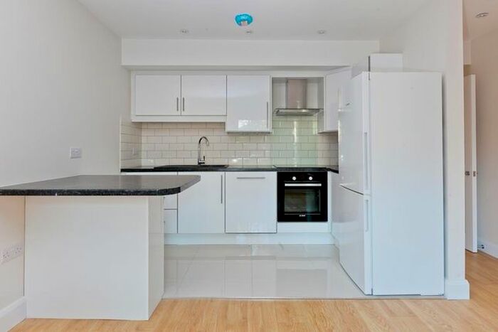 2 Bedroom Flat To Rent In High Street, Esher, KT10