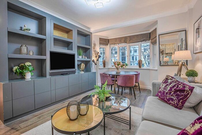 1 Bedroom Flat For Sale In Pembroke Road, London, W8