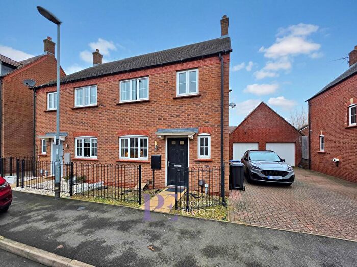 3 Bedroom Semi-Detached House To Rent In Greyhound Croft, Hinckley, LE10
