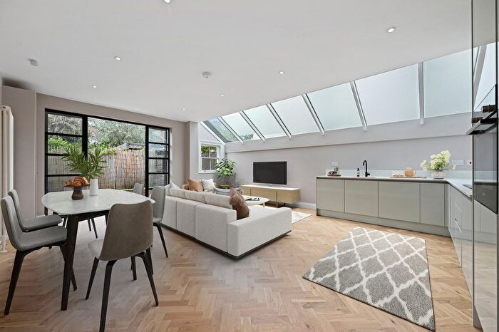 2 Bedroom Flat For Sale In Dunraven Road, London, W12