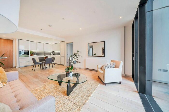 3 Bedroom Flat To Rent In The Strata, Elephant And Castle, London, SE1