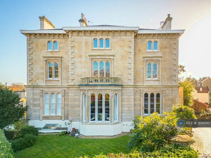 3 Bedroom Flat To Rent In Vyvyan House, Bristol, BS8