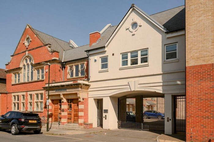 2 Bedroom Flat To Rent In Griffiths Road, London, SW19