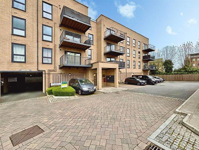 2 Bedroom Flat For Sale In Starboard Crescent, Chatham, ME4