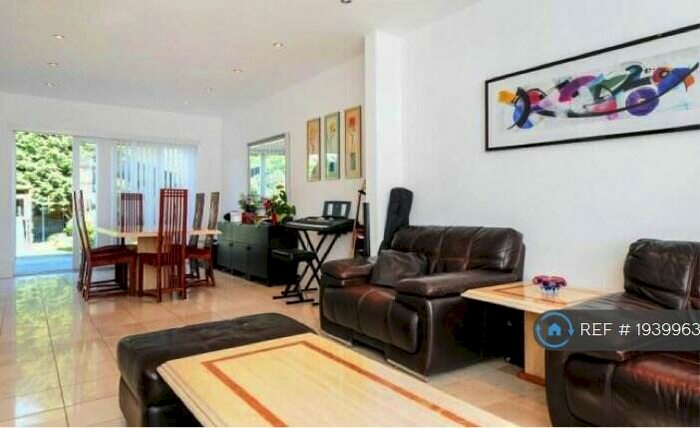 4 Bedroom Semi-Detached House To Rent In Selvage Lane, London, NW7