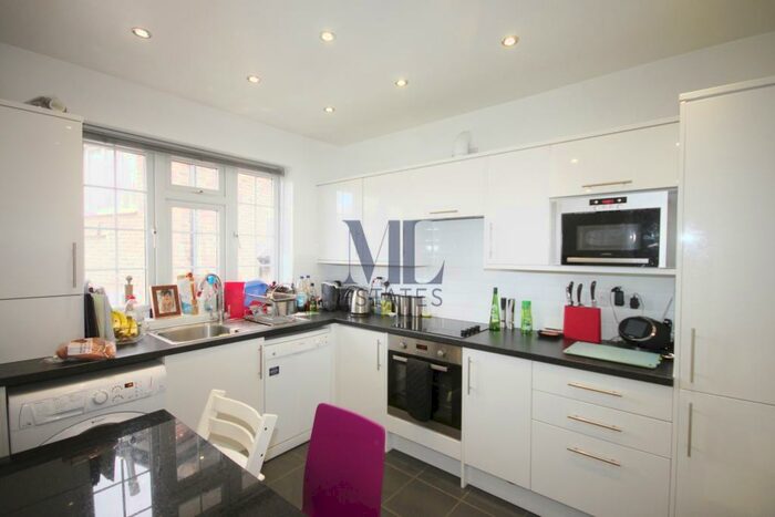 3 Bedroom Maisonette To Rent In Brim Hill, Hampstead Garden Suburb, N2