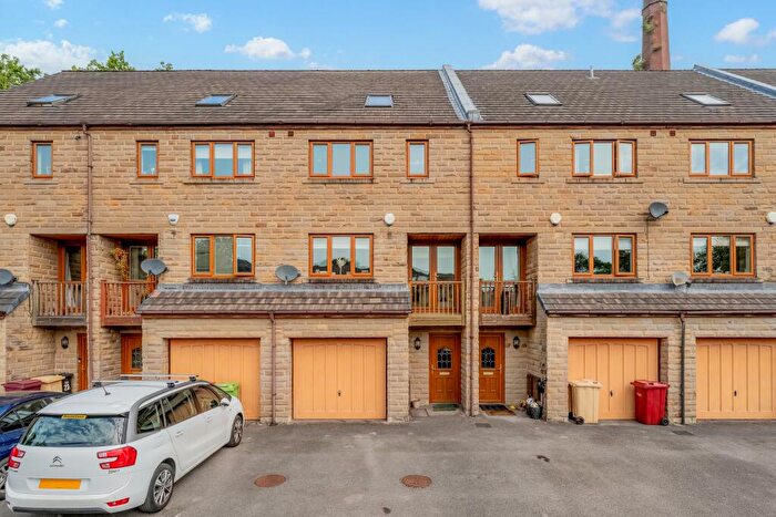 4 Bedroom Town House For Sale In Capitol Close, Smithills, Bolton, BL1