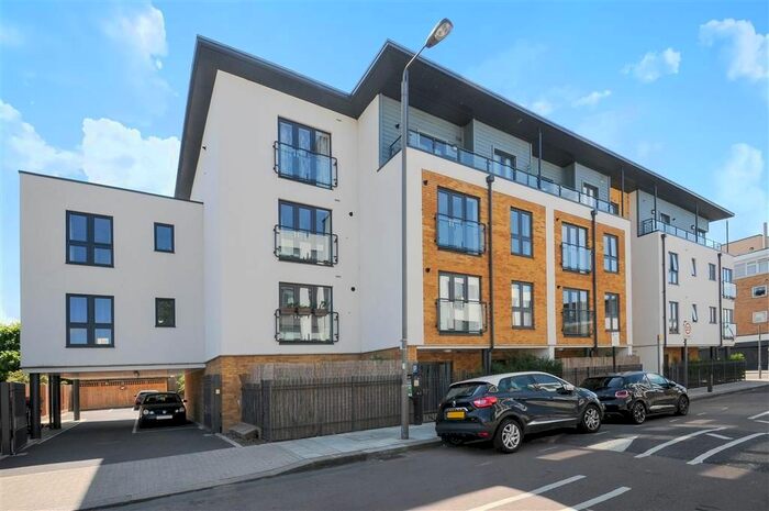 3 Bedroom Flat To Rent In Broadwater Road, London, SW17