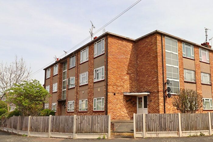 1 Bedroom Flat For Sale In Marina Avenue, Rayleigh, SS6