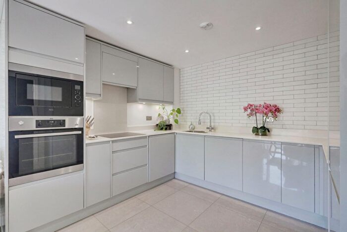 2 Bedroom Flat For Sale In High Road, Benfleet, SS7