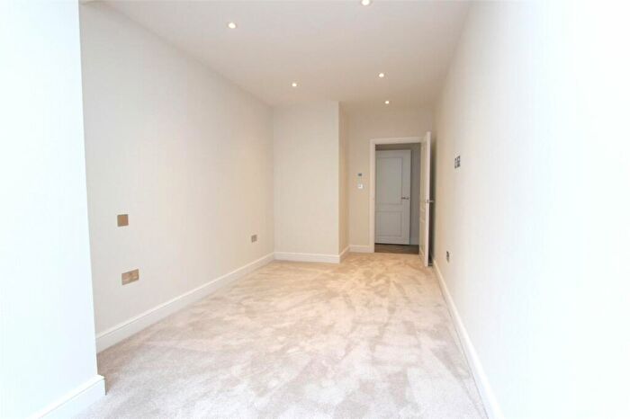 2 Bedroom Apartment To Rent In Broadway, Leigh-on-Sea, Essex, SS9