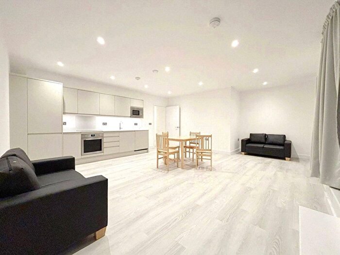 3 Bedroom Flat To Rent In Farnborough Road, Farnborough, Surrey, GU14