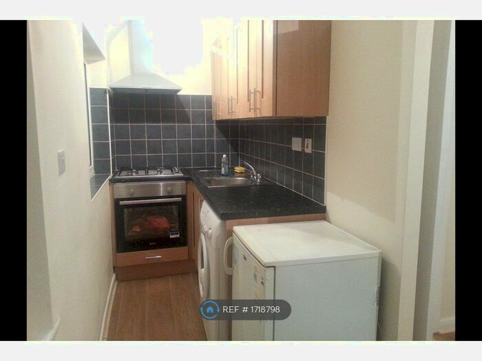 Studio To Rent In Coles Green Road, London, NW2