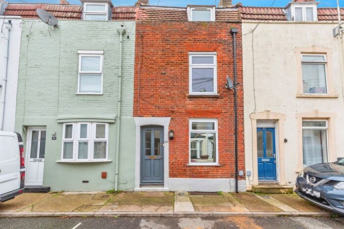 3 Bedroom Terraced House For Sale In Layfield Road, Gillingham, ME7