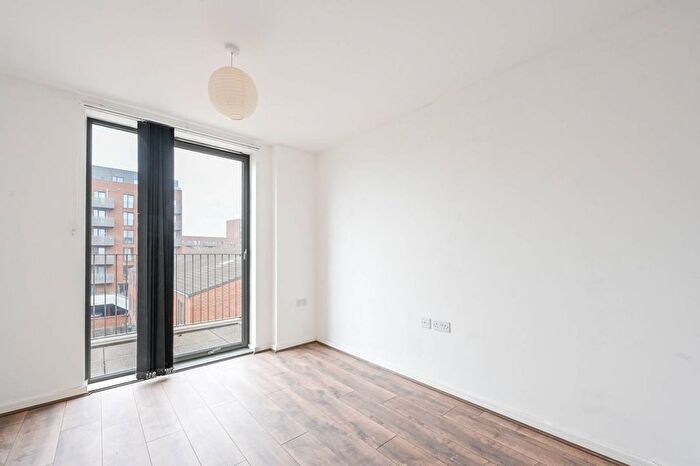 1 Bedroom Flat To Rent In Hastings Road, Canning Town, London, E16