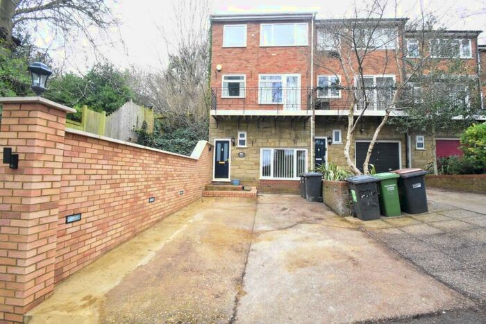 4 Bedroom End Of Terrace House To Rent In Hart Hill Lane, Luton, Bedfordshire, LU2