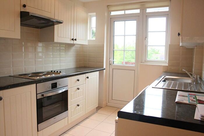 2 Bedroom Maisonette To Rent In Elm Court, Nether Street, N3