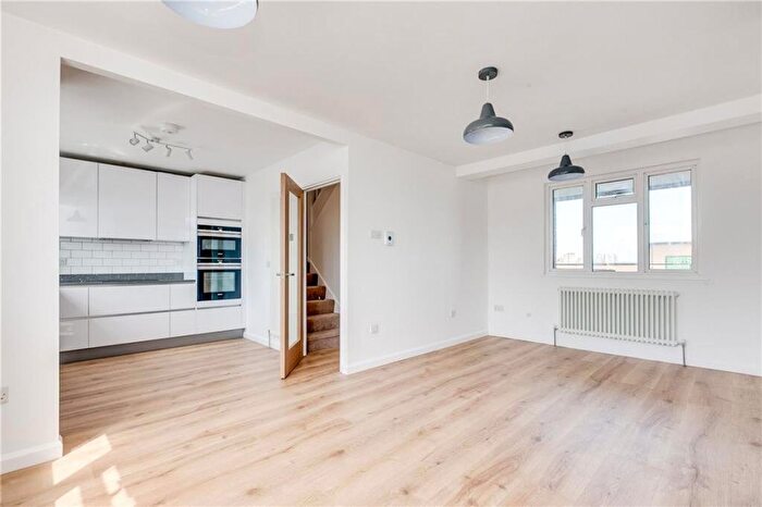 3 Bedroom Flat To Rent In Pavilion Chambers, London, SW11