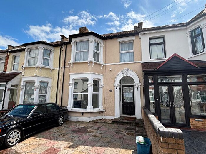 3 Bedroom Terraced House For Sale In Kinfauns Road, Ilford, Essex, IG3