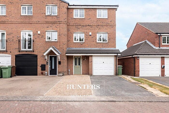 3 Bedroom Town House For Sale In Willowbridge Close, Castleford, WF10