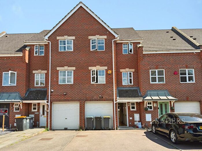 3 Bedroom Terraced House For Sale In Haynes Road, Bedford, Bedfordshire, MK42
