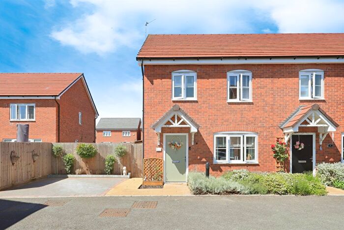 3 Bedroom End Of Terrace House For Sale In Warren Place, Kidderminster, DY11