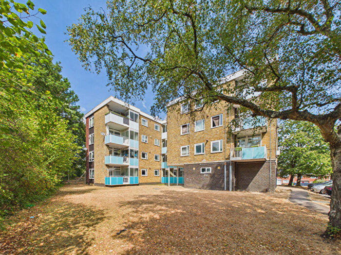 2 Bedroom Flat To Rent In Byron Road, SO19