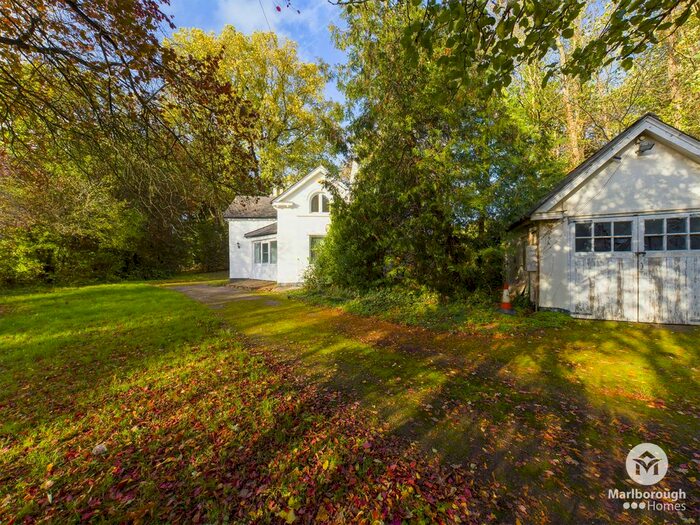 4 Bedroom Cottage To Rent In The Cottage, High Road, IG7