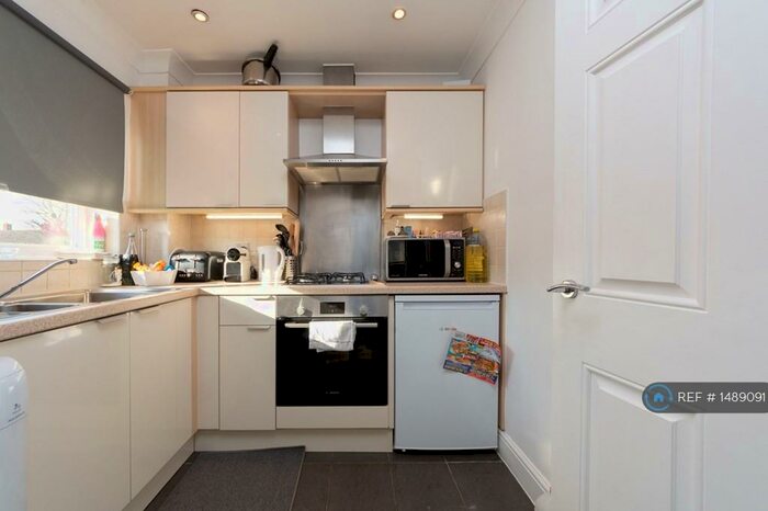 2 Bedroom Maisonette To Rent In New Causeway, Reigate, RH2