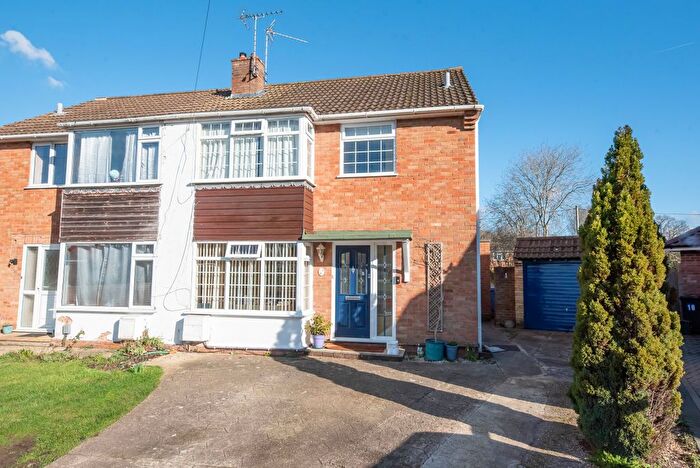 3 Bedroom Semi Detached House For Sale In Rosary Gardens, Yateley, Hampshire, GU46