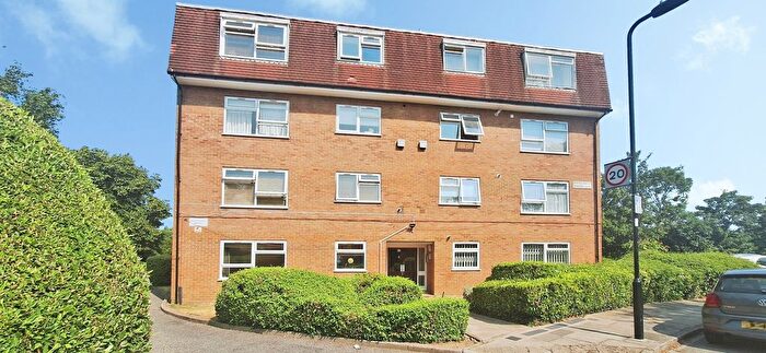 2 Bedroom Flat To Rent In Rowan Close, Ealing, W5