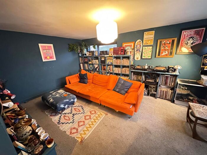 2 Bedroom Flat For Sale In Crocus Way, Chelmsford, CM1