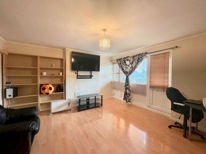 3 Bedroom Flat To Rent In Villiers Close, London E10