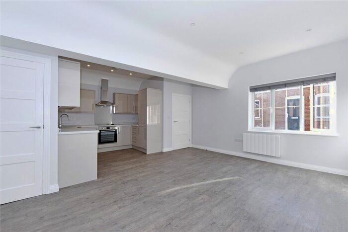 2 Bedroom Flat To Rent In High Street, Marlow, Buckinghamshire, SL7