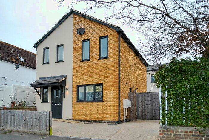 3 Bedroom Detached House To Rent In Kings Road, Chelmsford, Essex, CM1